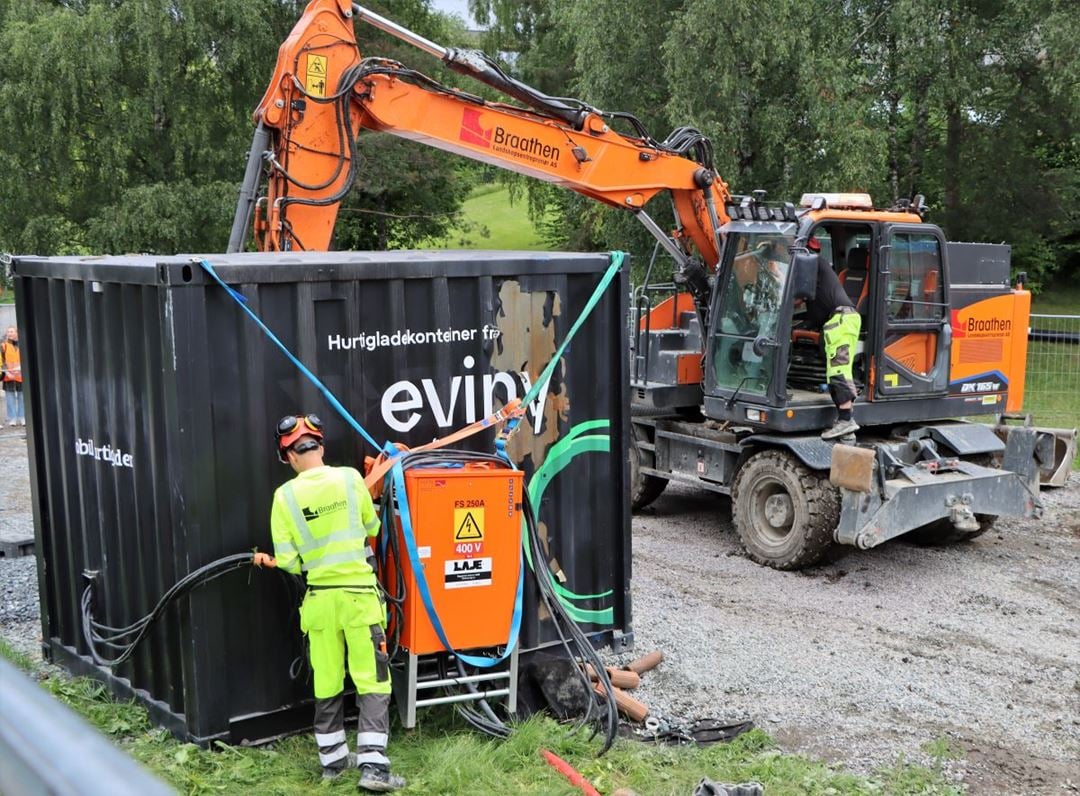 Elektrisk gravemaskin og ladekonteiner på utslippsfri byggeplass i Hovseterdalen i Oslo