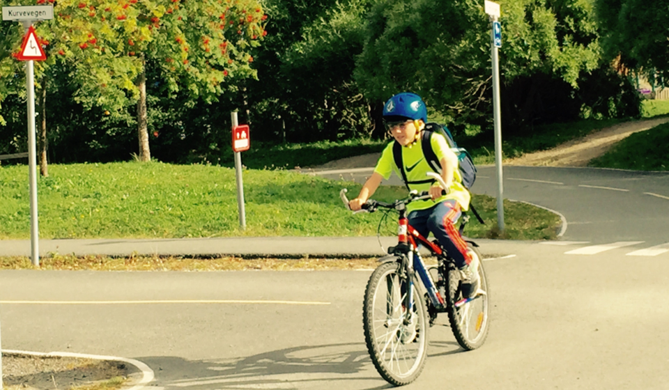 Sykkeltest med sensorbelagte briller til 250 000 kroner pr par: Resultatene fra dette forsøket skal bidra til at norske barn får enda bedre sykkelopplæring. Foto: SINTEF