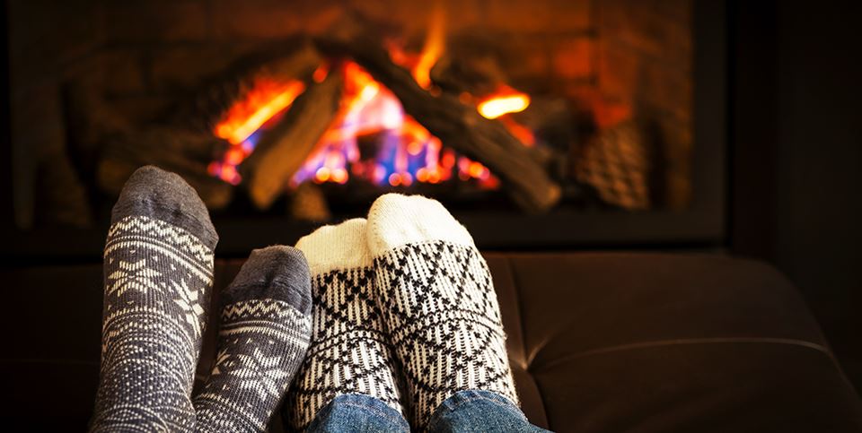 The wood-burning stove gives the room a focal point that generates HYGGE, even if you’re not sitting around it. Here are some advices for how to light the fire. Ill: Shutterstock