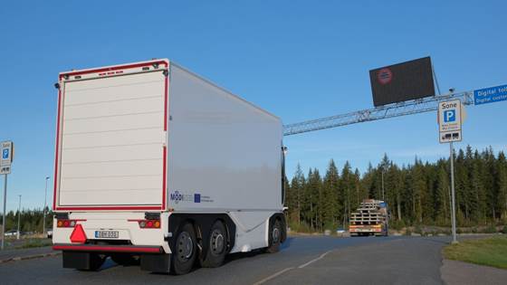 Lastebil uten sjåfør passerte grensa fra Sverige til Norge