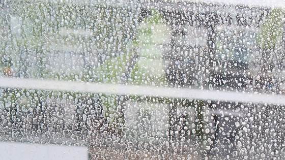 Glassrekkverk misfarges av sementvann