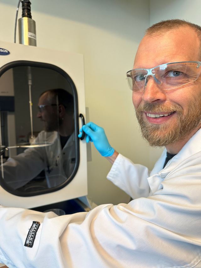 Andreas Aaslund i SINTEF jobber med nanomedisin mot lungekreft. Foto: Christina Benjaminsen