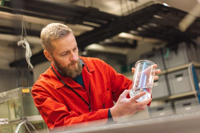 Andreas Hagemann i SINTEF jobber i Sea Lab, hvor det blant annet er gjort forsøk på om børstemark som beiter på slam fra oppdrettsfisk kan brukes som for for den samme fisken. Foto: Smidesalng og Lyng