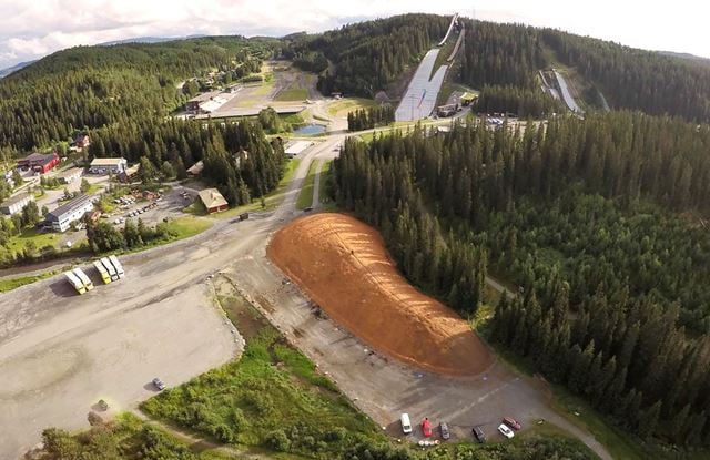 Granåsen skianlegg sparer snøen til neste år, under sagflis